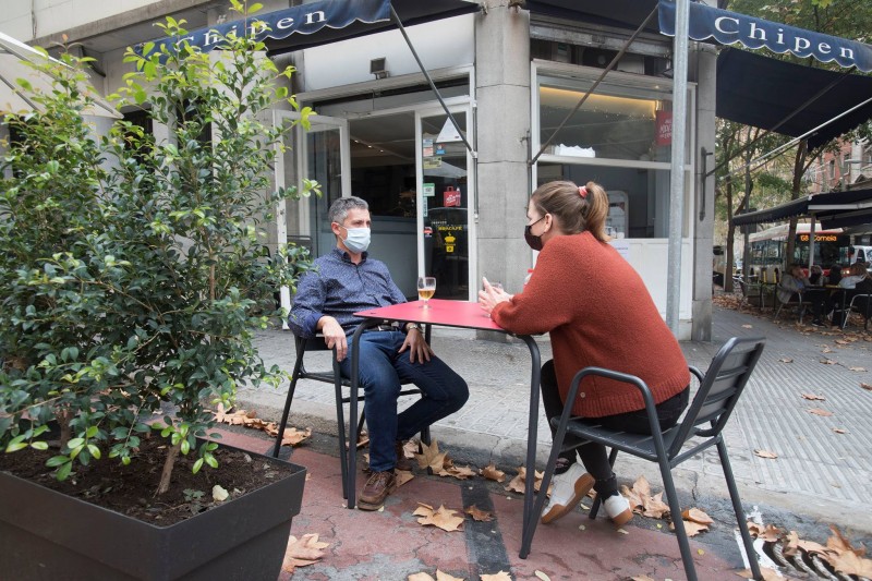 <span style='color:#780948'>ARCHIVED</span> - Spain considers closing bar and restaurant interiors if Covid incidence rates rise over 150