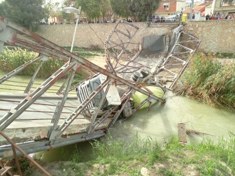 <span style='color:#780948'>ARCHIVED</span> - Collapse of bridge in Beniel leaves cement lorry in precarious situation
