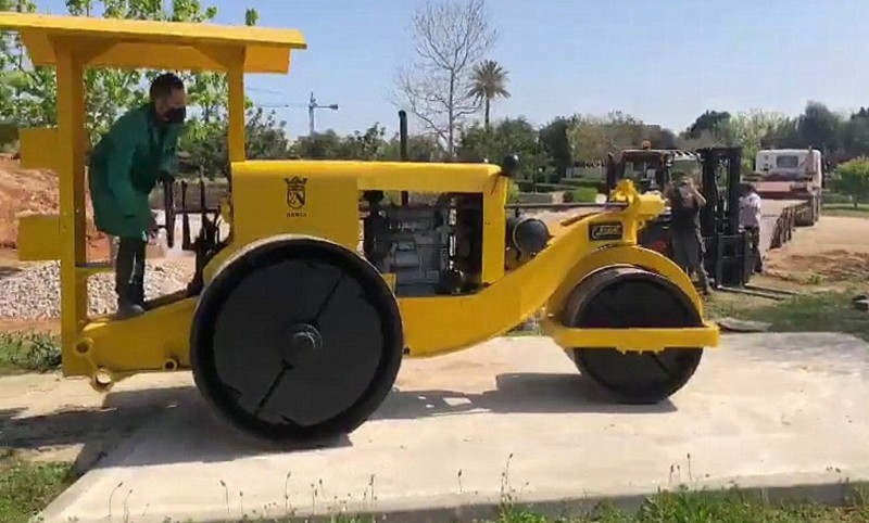 <span style='color:#780948'>ARCHIVED</span> - Historic steamroller restored by mechanical students in Denia