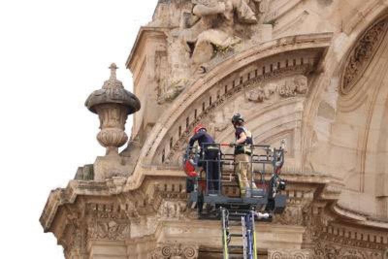<span style='color:#780948'>ARCHIVED</span> - Firemen called in to deal with falling masonry from Murcia Cathedral