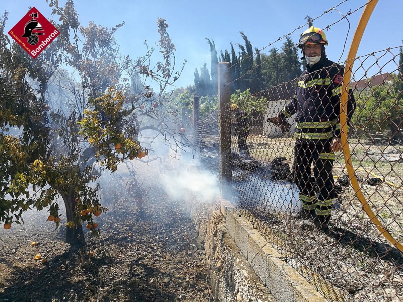 <span style='color:#780948'>ARCHIVED</span> - Two injured and 10 evacuated as fire destroys shrubland in Villajoyosa