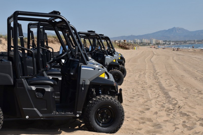 <span style='color:#780948'>ARCHIVED</span> - Elche unveils new heavy duty beach cleaning fleet