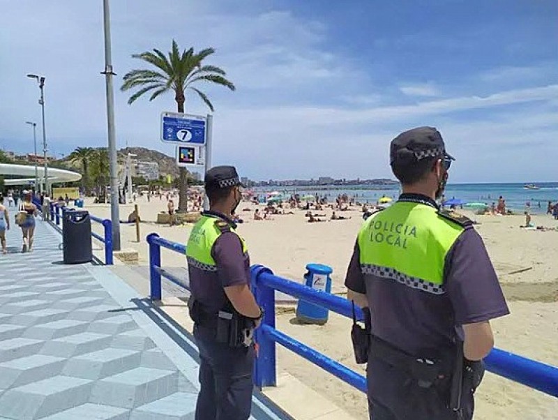 <span style='color:#780948'>ARCHIVED</span> - Five arrested for stealing cash and phones on El Postiguet beach in Alicante