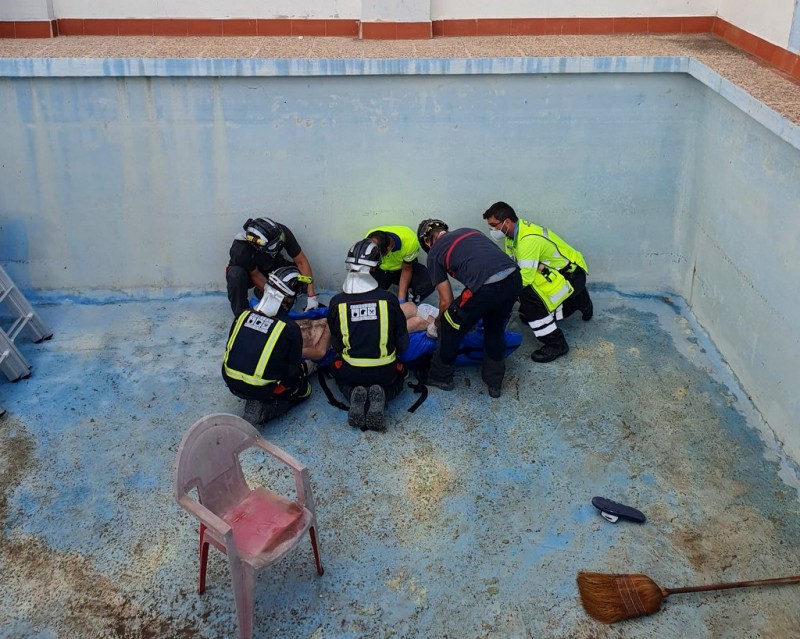 <span style='color:#780948'>ARCHIVED</span> - Man seriously injured falling into empty swimming pool in Cieza