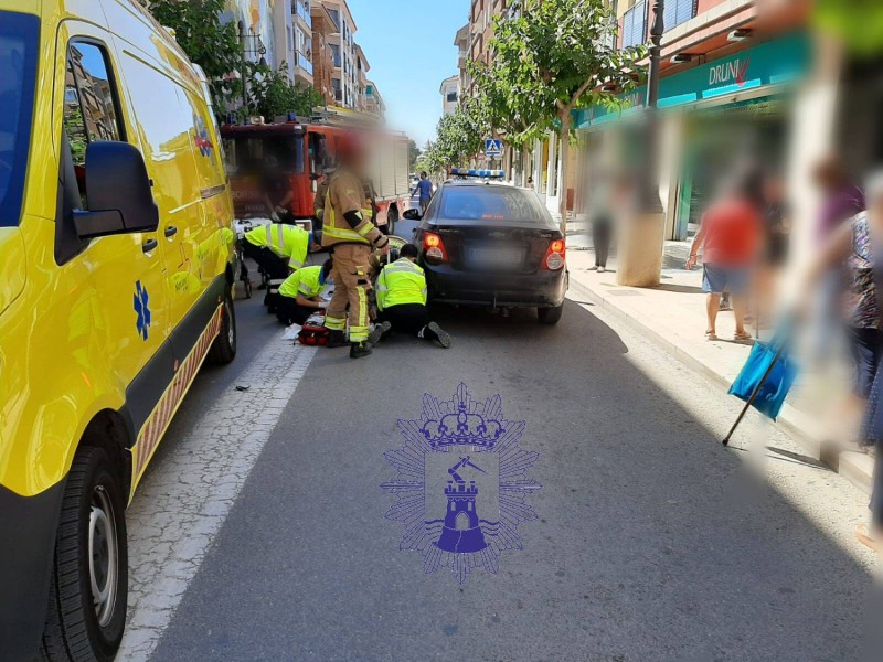 <span style='color:#780948'>ARCHIVED</span> - Firemen extract woman trapped under car wheel after accident in Mazarron