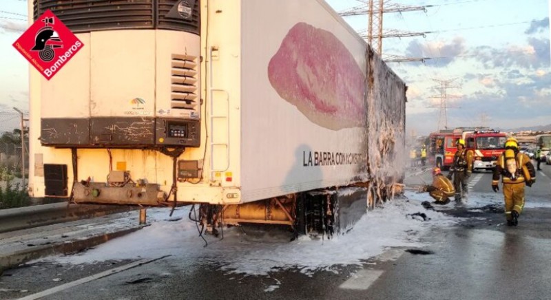 <span style='color:#780948'>ARCHIVED</span> - Lorry bursts into flames on N-340 in Elche