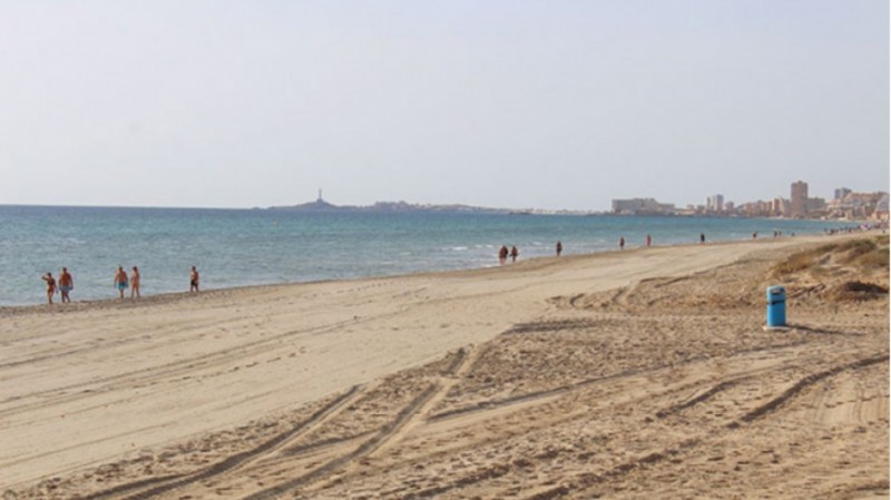 <span style='color:#780948'>ARCHIVED</span> - Bather rushed to hospital from La Manga after diving into 50cm of water