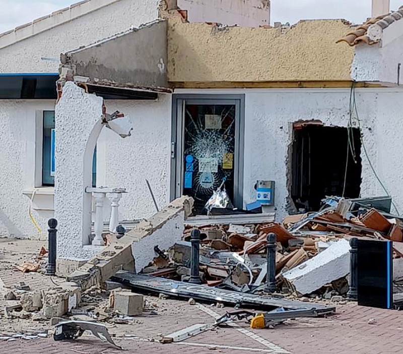 <span style='color:#780948'>ARCHIVED</span> - Thieves destroy Caixabank on Camposol to steal cashpoint machine