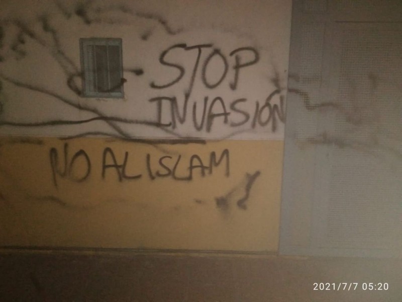 <span style='color:#780948'>ARCHIVED</span> - Racist graffiti and severed pig head rapidly removed from Murcia mosque