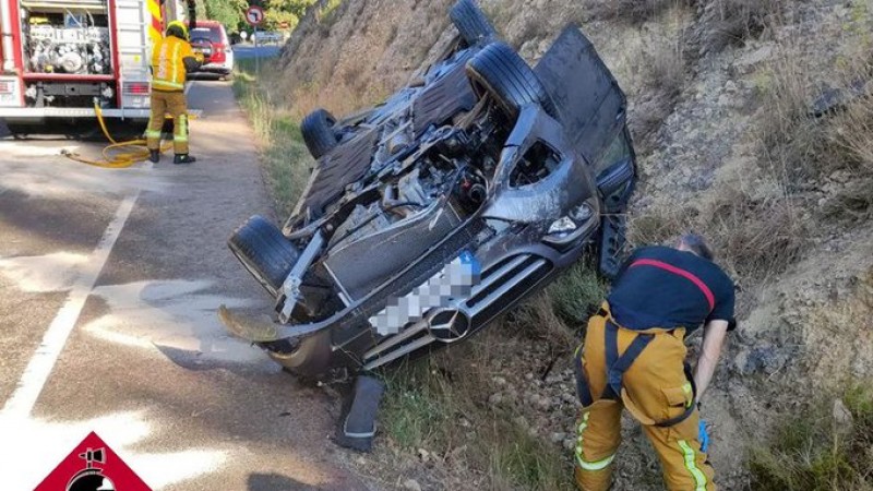 <span style='color:#780948'>ARCHIVED</span> - Female motorist trapped in overturned car after crash in Alcoy