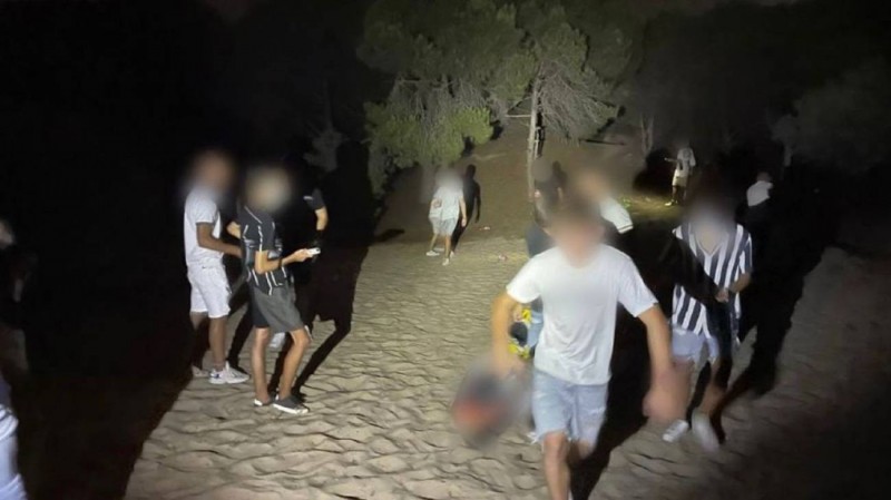 <span style='color:#780948'>ARCHIVED</span> - Police break up 100-strong party at protected natural park in Elche