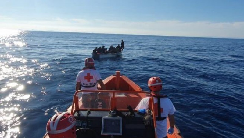 Migrant boat reaches coast of Albir