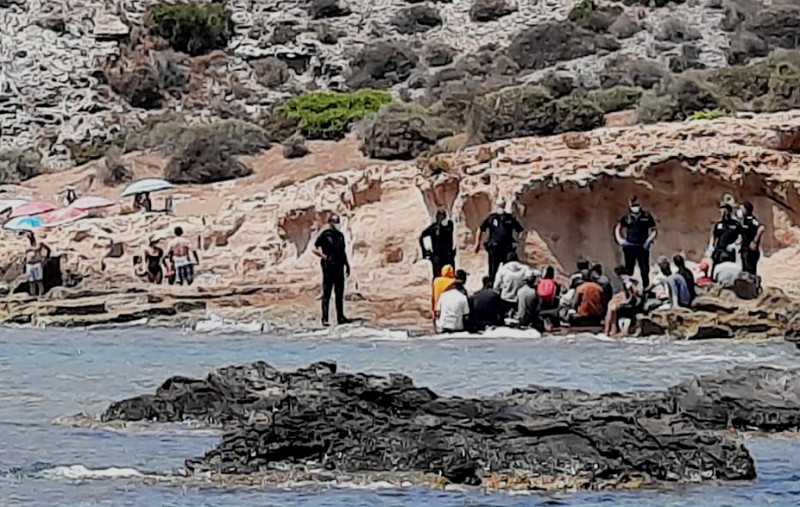 155 illegal migrants reach Murcia this weekend and one corpse recovered