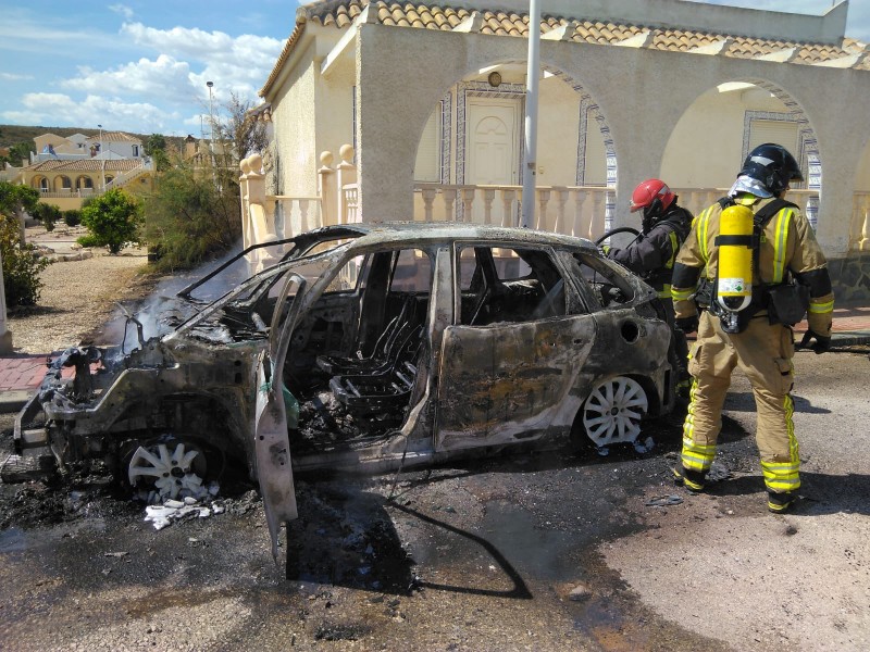 <span style='color:#780948'>ARCHIVED</span> - Firemen extinguish vehicle fire on Camposol Urbanisation