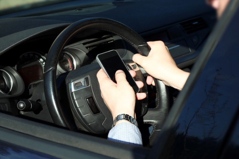 6 points on licence for using a phone while driving: new road laws in Spain today