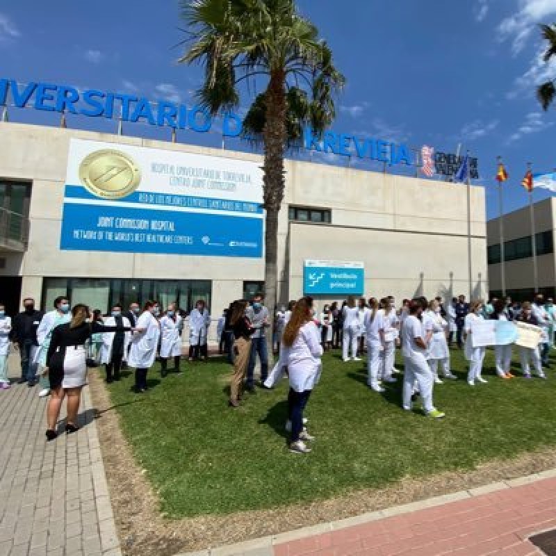 <span style='color:#780948'>ARCHIVED</span> - Protests outside Torrevieja Hospital over staff shortages