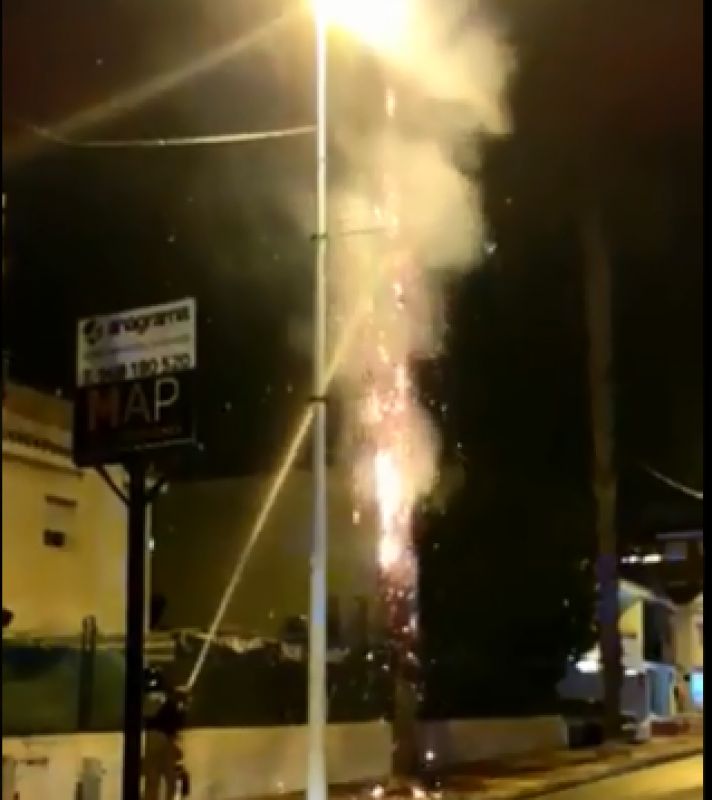 <span style='color:#780948'>ARCHIVED</span> - Watch a palm tree bursting into flames in Murcia