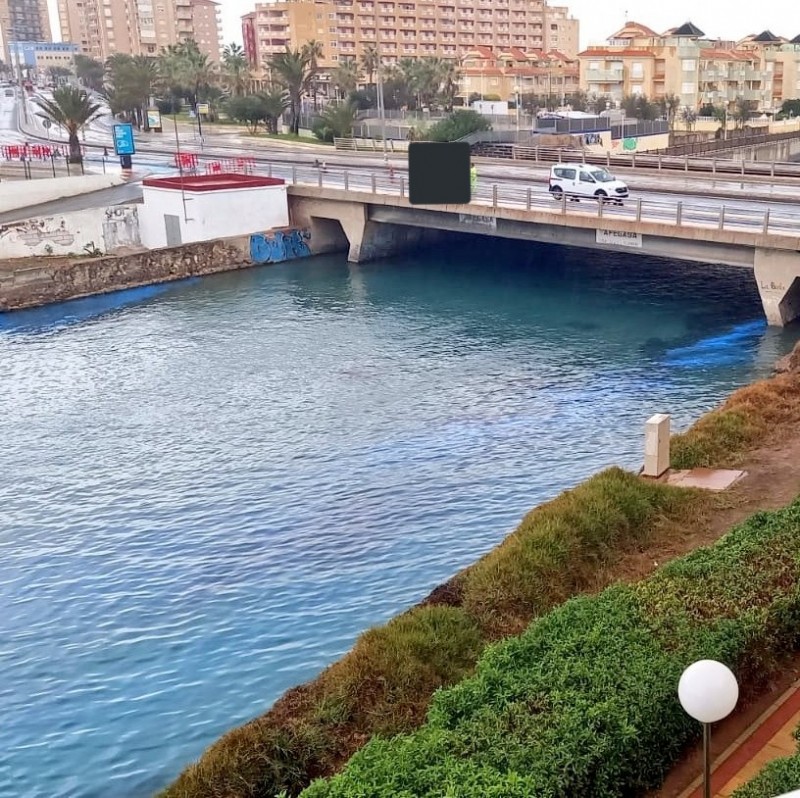 <span style='color:#780948'>ARCHIVED</span> - Mar Menor canal turned bright blue by river of paint