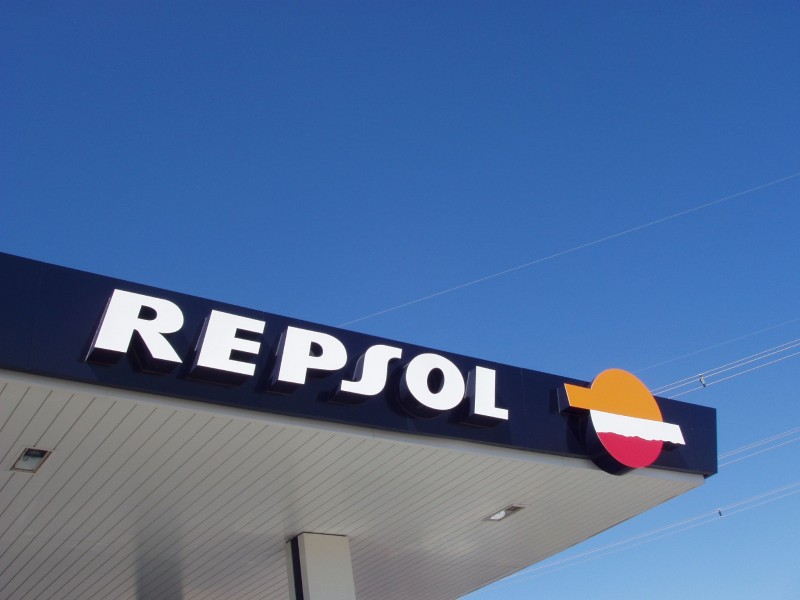 <span style='color:#780948'>ARCHIVED</span> - Tragedy averted at Repsol loading bay as oil fire quickly extinguished