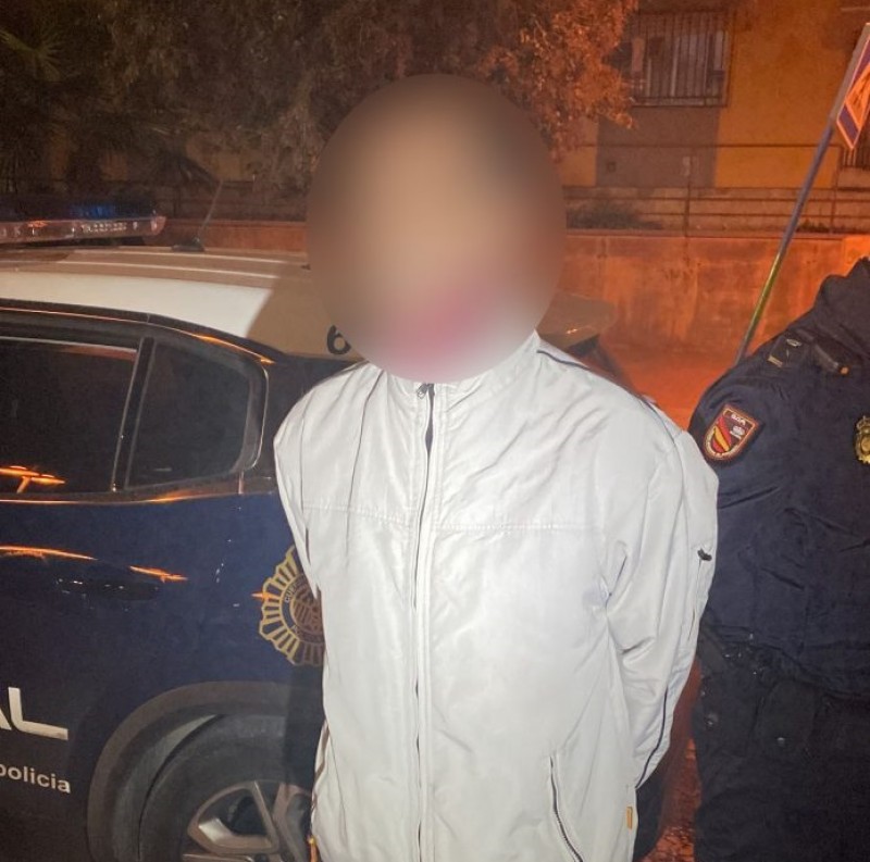 <span style='color:#780948'>ARCHIVED</span> - Couple arrested for robbing blind lottery vender at knifepoint in Alicante