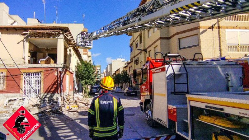 <span style='color:#780948'>ARCHIVED</span> - Woman escapes unscathed after building collapses in Almoradi