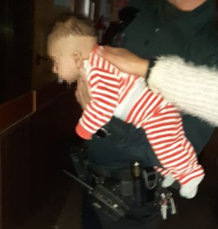 <span style='color:#780948'>ARCHIVED</span> - Lorca police officers save choking two-month-old baby