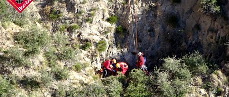 <span style='color:#780948'>ARCHIVED</span> - Injured climber in dramatic Vega Baja mountain helicopter rescue