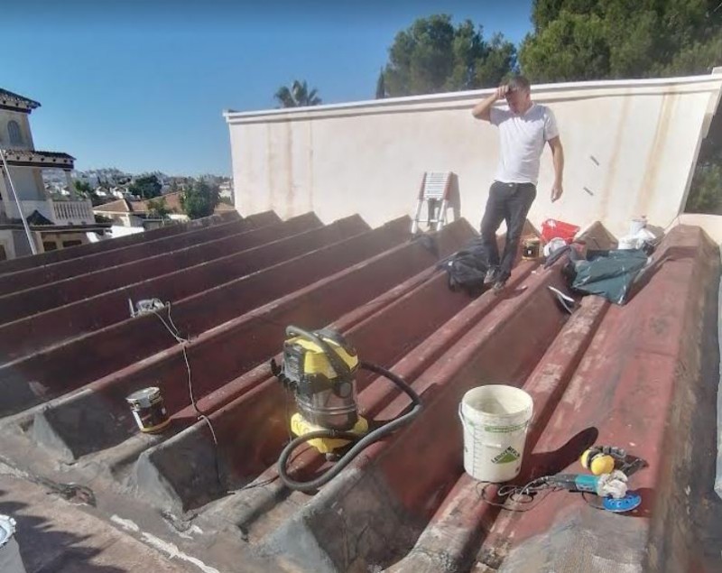 <span style='color:#780948'>ARCHIVED</span> - Fixing an asbestos roof: Murcia roofing experts Leak Proof show how to do it