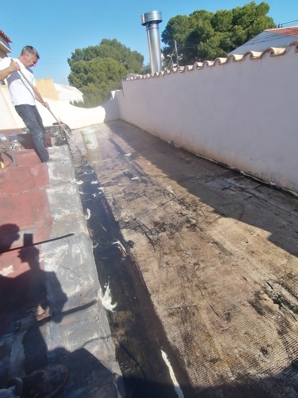 <span style='color:#780948'>ARCHIVED</span> - Fixing an asbestos roof: Murcia roofing experts Leak Proof show how to do it