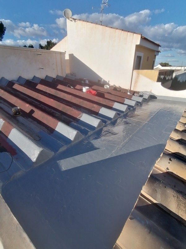 <span style='color:#780948'>ARCHIVED</span> - Fixing an asbestos roof: Murcia roofing experts Leak Proof show how to do it