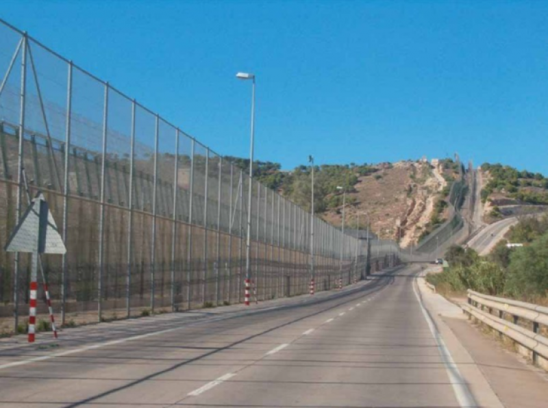 <span style='color:#780948'>ARCHIVED</span> - Thirteen officers injured as migrants storm Melilla border