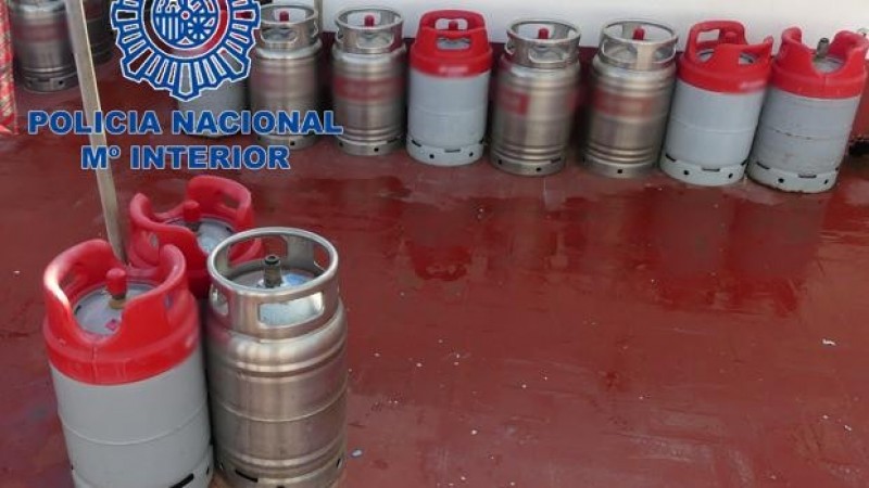 <span style='color:#780948'>ARCHIVED</span> - Benidorm police remove dozens of gas cylinders from roof terrace amid explosion fears
