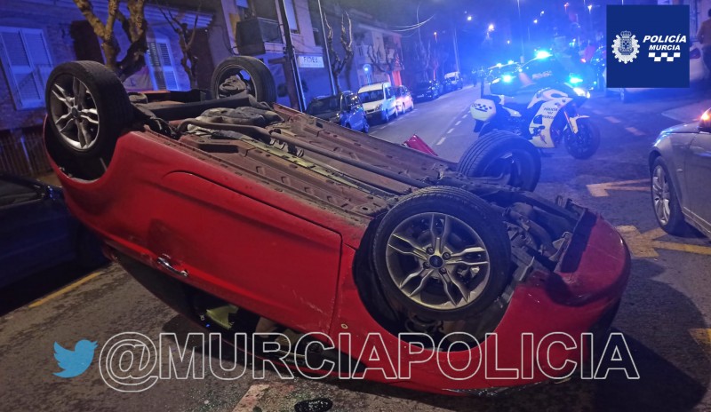 <span style='color:#780948'>ARCHIVED</span> - Drunk driver overturns car in middle of Murcia street