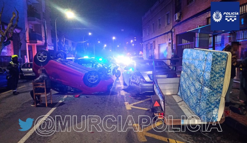 <span style='color:#780948'>ARCHIVED</span> - Drunk driver overturns car in middle of Murcia street