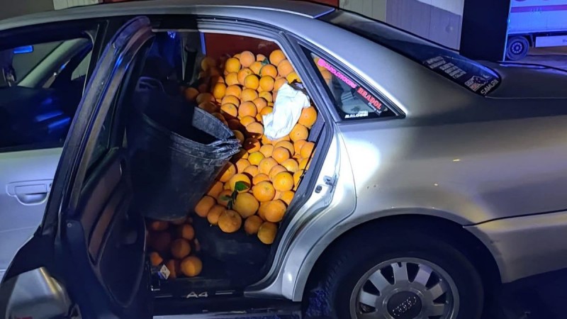 <span style='color:#780948'>ARCHIVED</span> - Car bursting at the seams with oranges raises red flag with Murcia police