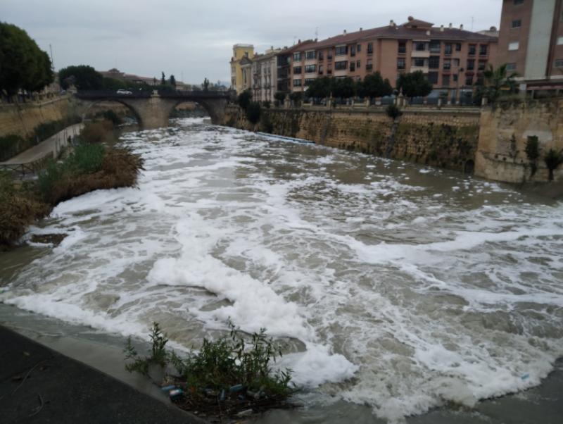 <span style='color:#780948'>ARCHIVED</span> - WATCH: Heavy rains create foam in Segura River that smells like detergent