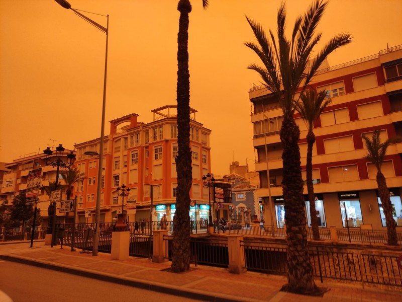 <span style='color:#780948'>ARCHIVED</span> - Why is the sky orange, how long will it last and is it dangerous?