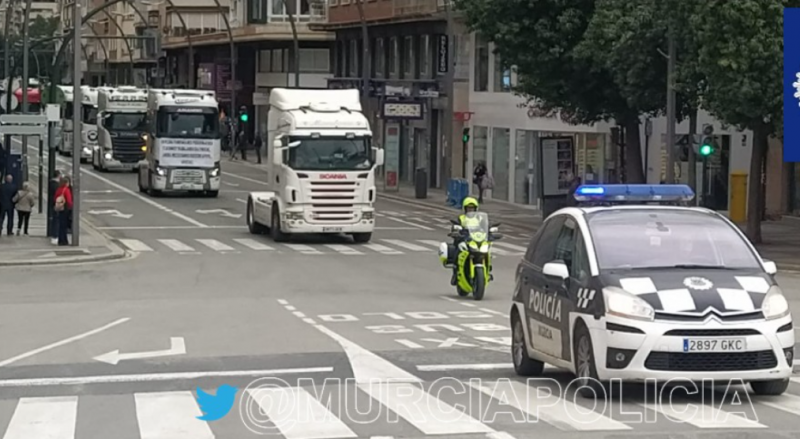 <span style='color:#780948'>ARCHIVED</span> - Hundreds of truckers block Murcia roads in protest