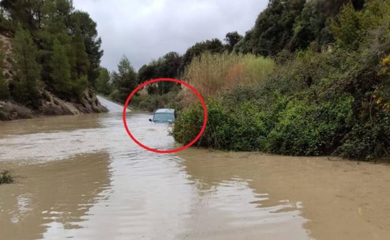 <span style='color:#780948'>ARCHIVED</span> - Driver rescued from flooding river in Moratalla after being trapped in his car