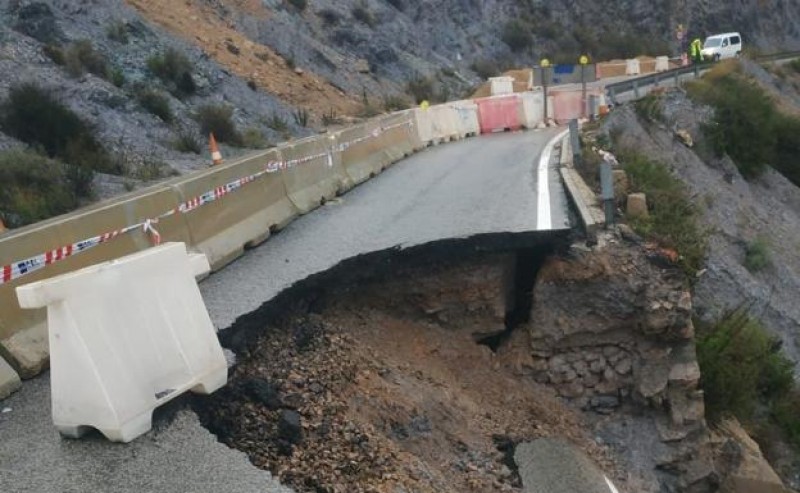 <span style='color:#780948'>ARCHIVED</span> - Sudden landslide in Cartagena, Spain cuts off the Cuestas del Cedacero road