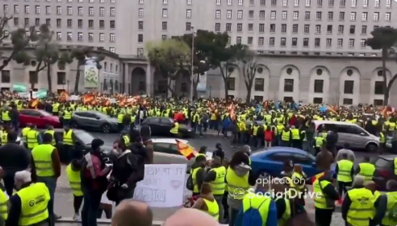 <span style='color:#780948'>ARCHIVED</span> - Spanish government reaches agreement with truckers but strike continues
