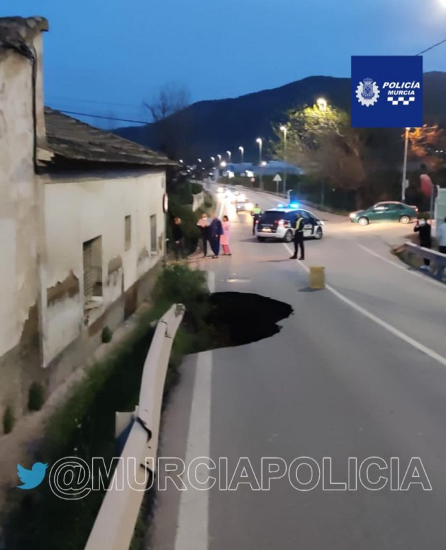 <span style='color:#780948'>ARCHIVED</span> - Sudden sinkhole in Murcia city causes more road closures