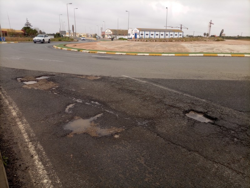 <span style='color:#780948'>ARCHIVED</span> - The rain has made the potholes in Cartagena roads worse