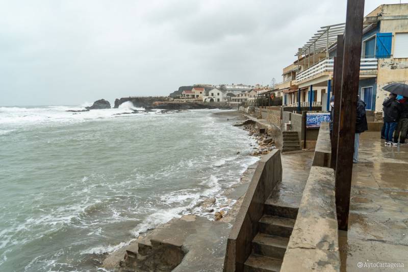<span style='color:#780948'>ARCHIVED</span> - Water runoff pipe in Cabo de Palos has broken off in the storm and is floating around the Mediterranean