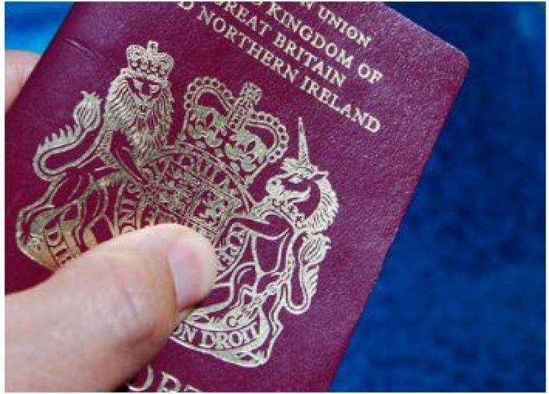 <span style='color:#780948'>ARCHIVED</span> - European Commission changes passport advice for UK travellers