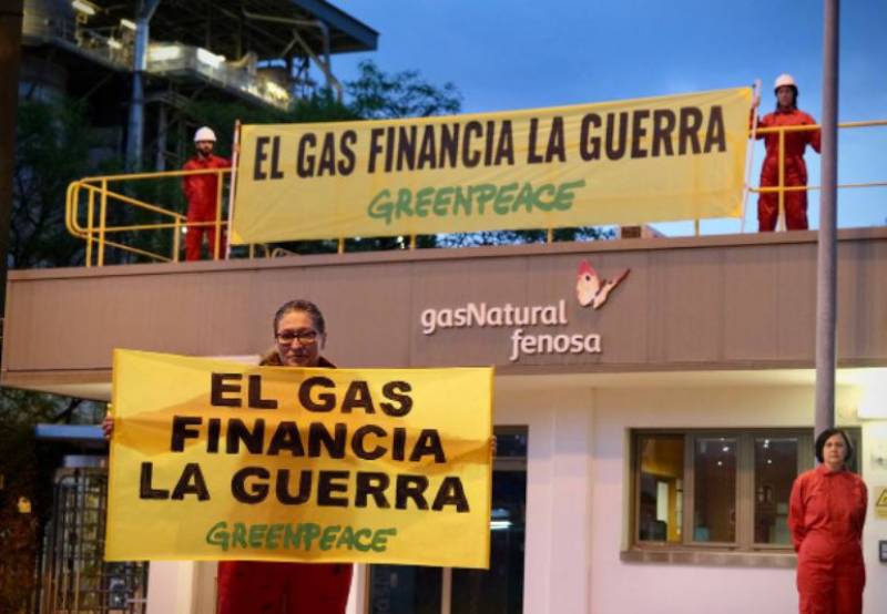 <span style='color:#780948'>ARCHIVED</span> - Greenpeace activists scale Malaga power plant accused of using Russian oil