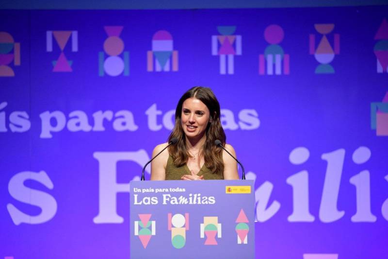 <span style='color:#780948'>ARCHIVED</span> - Spain approves abortion law which includes paid menstrual leave