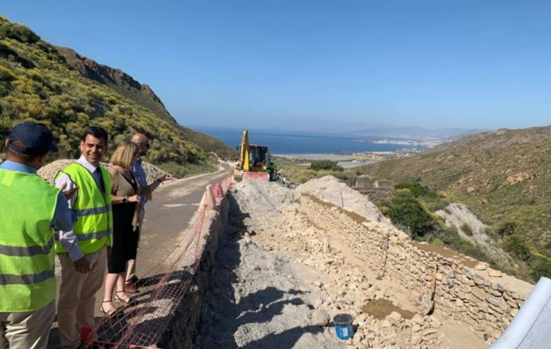 Murcia road workers identify yet more sections of the damaged Cedacero road in need of repairs