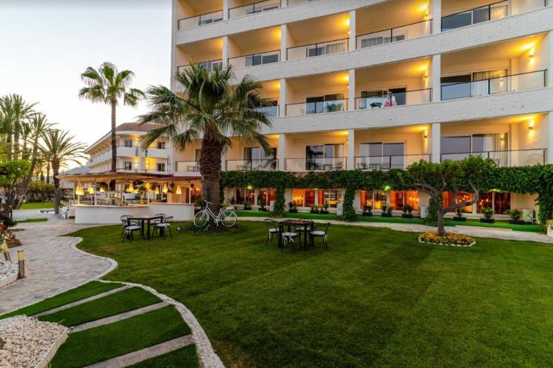 <span style='color:#780948'>ARCHIVED</span> - Ramada Resort by Wyndham opens new hotel in Puerto de Mazarron