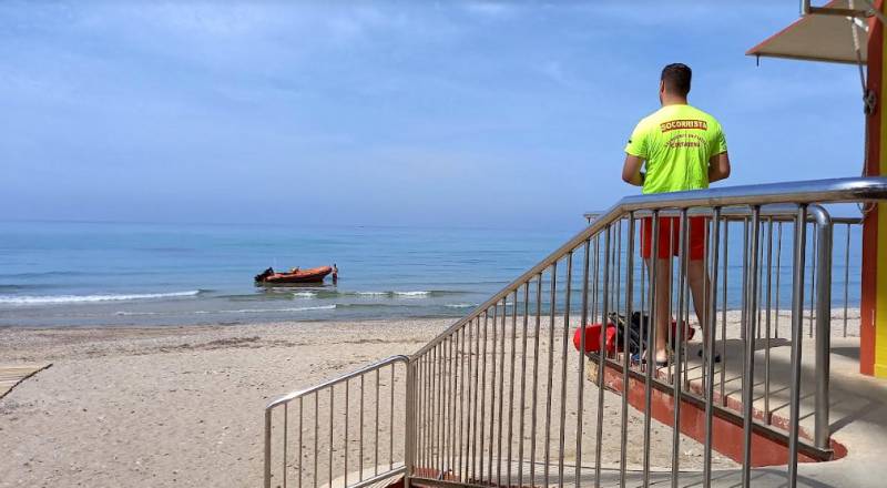 Five beach lifeguard stations manned as summer starts on the beaches of Cartagena